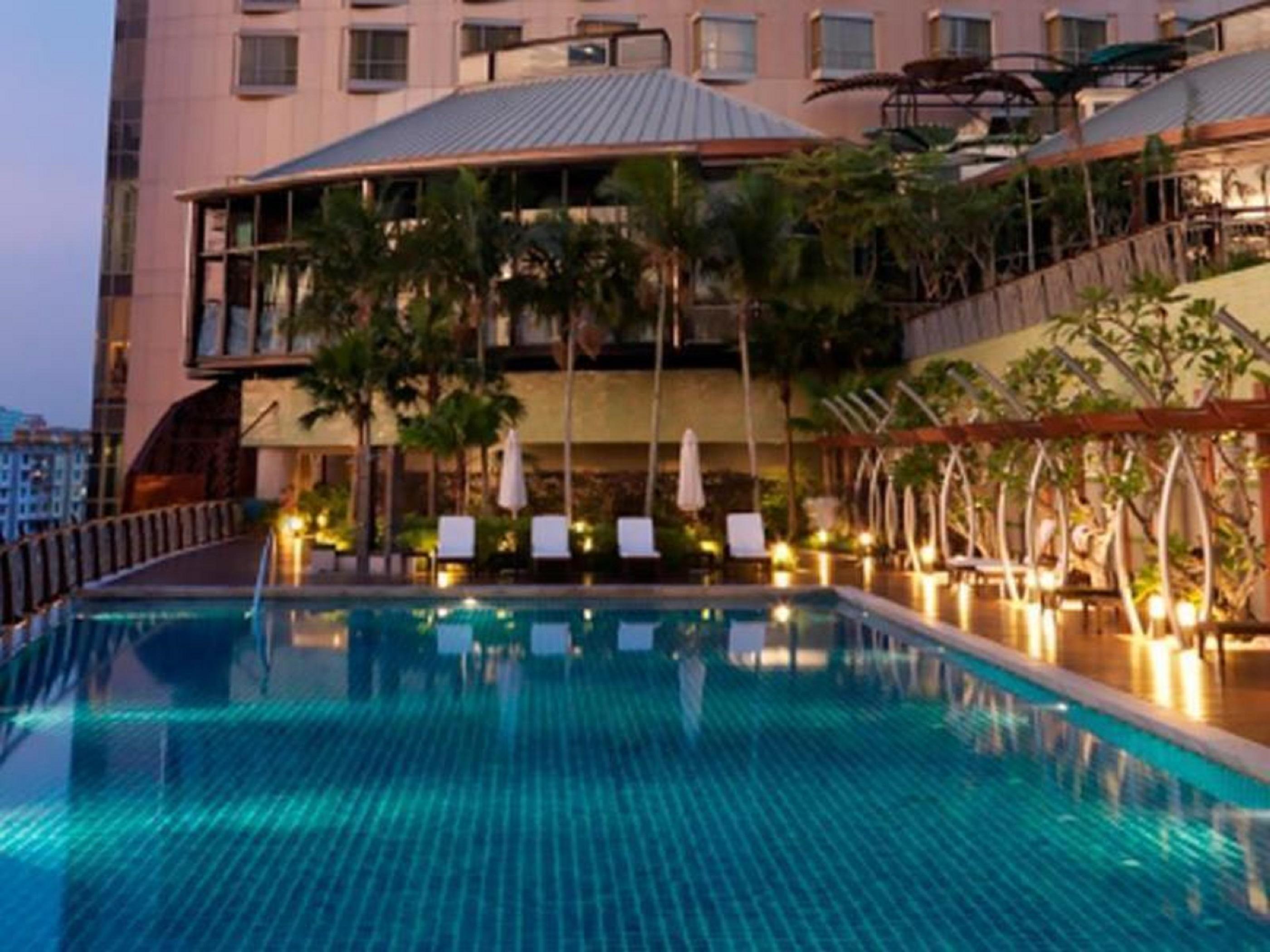 เดอะ การ์เดน อะ เซนต์ ไจล์ ซิกเนเจอร์ โฮเต็ลแอนด์เรสซิเดนซ์ กัวลาลัมเปอร์ Hotel ภายนอก รูปภาพ The swimming pool at the hotel